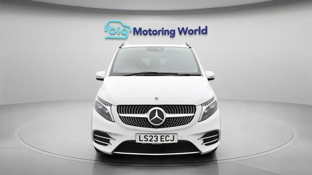 Used Mercedes V300 AMG line 237 HP (174 kW) 2023 White MPV
