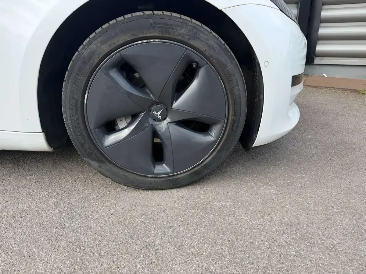 Used Tesla Model 3 Standard Range Plus 366 kW (498 HP) 2019 White Sedan
