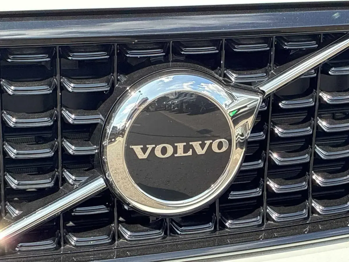 New Volvo XC40 Plus 163 HP (119 kW) 2026 White SUV