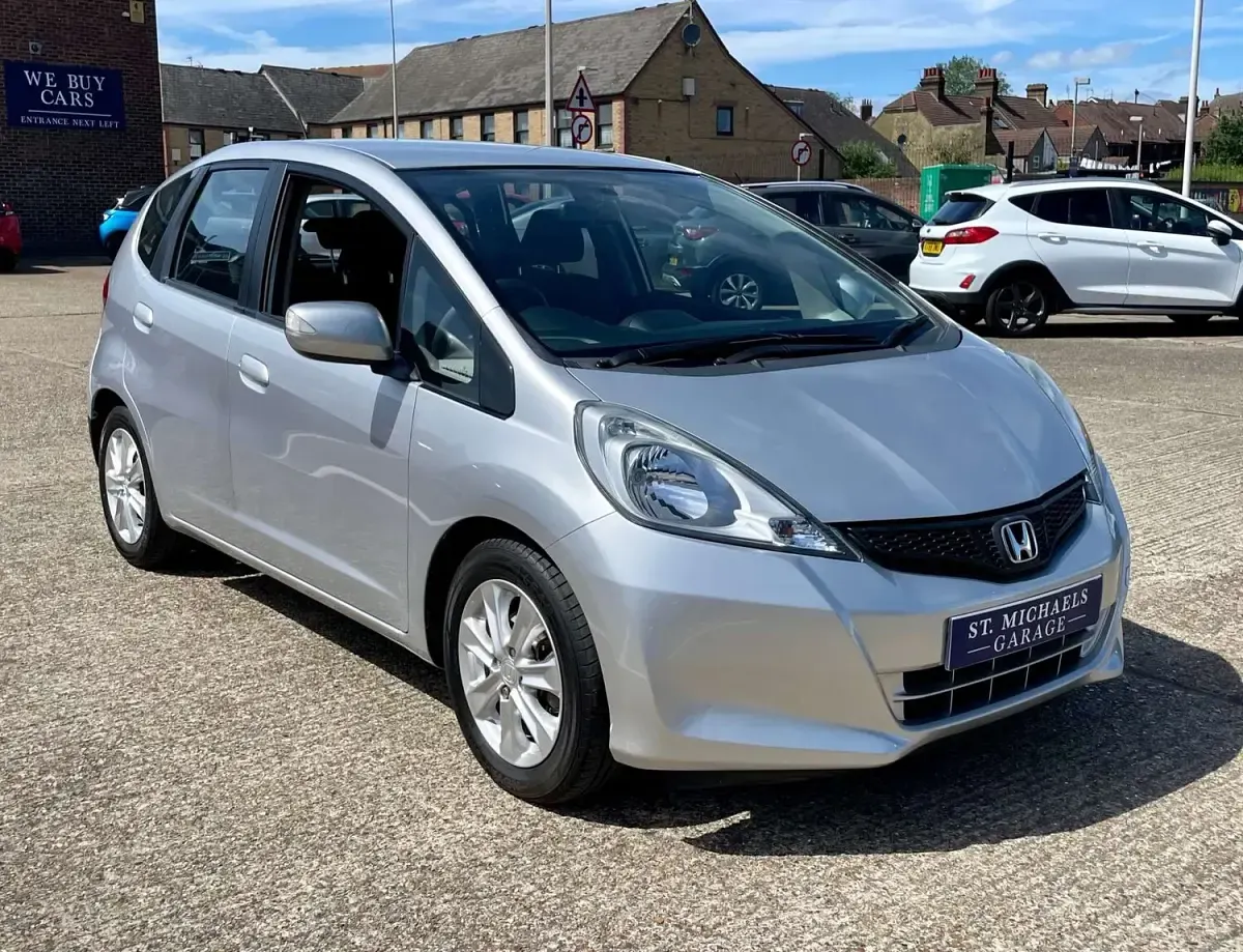 Used Honda Jazz ES 99 HP (72 kW) 2013 Silver Hatchback