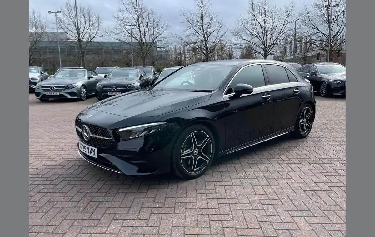 Begagnad Mercedes A200 Executive 161 HK (118 kW) 2025 Svart Halvkombi