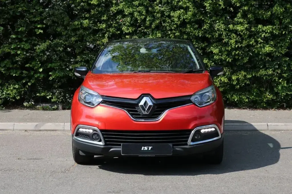 Used Renault Captur Dynamique 90 HP (66 kW) 2017 Red/black SUV