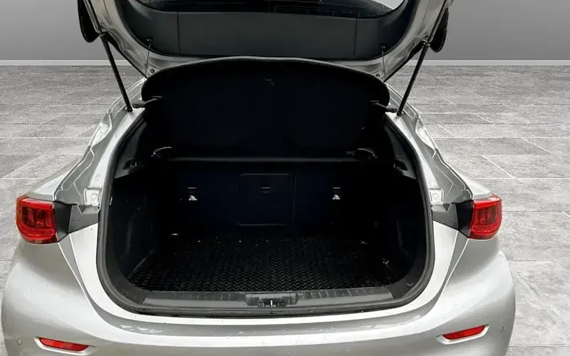 Used Infiniti Q30 Luxe 122 HP (89 kW) 2018 Silver Hatchback