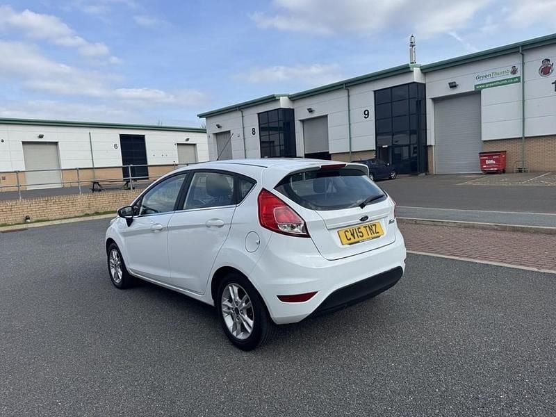 Begagnad Ford Fiesta Zetec 75 HK (55 kW) 2015 Vit Halvkombi
