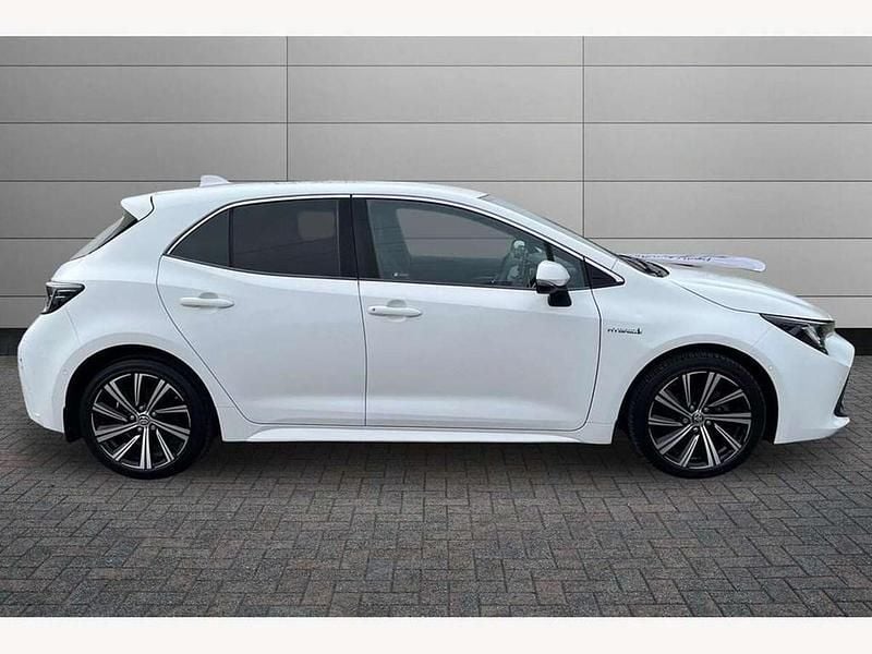 Used Toyota Corolla Design 122 HP (89 kW) 2020 Pure white Hatchback