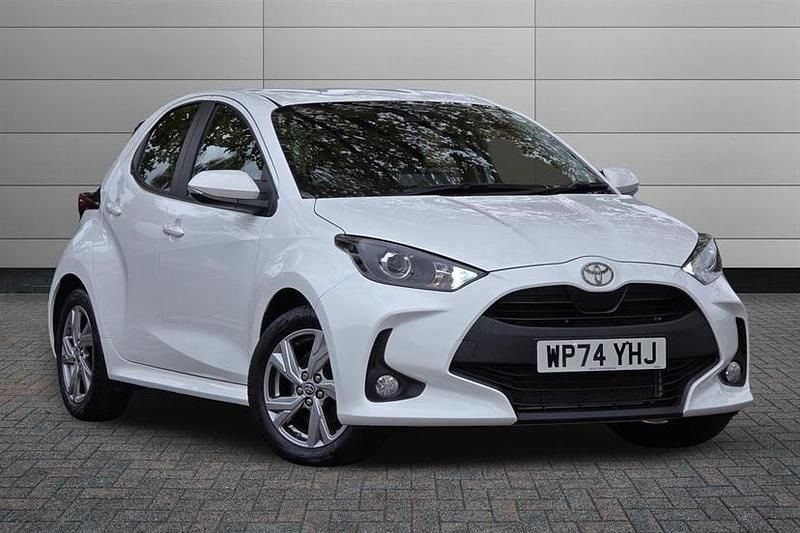 Pure white Used 2025 Toyota Yaris Hybrid Hatchback | £20,195 (Fair price) - Image 1/3