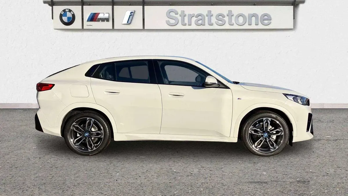 Usado BMW iX2 M Sport 147 kW (201 HP) 2025 Branco SUV