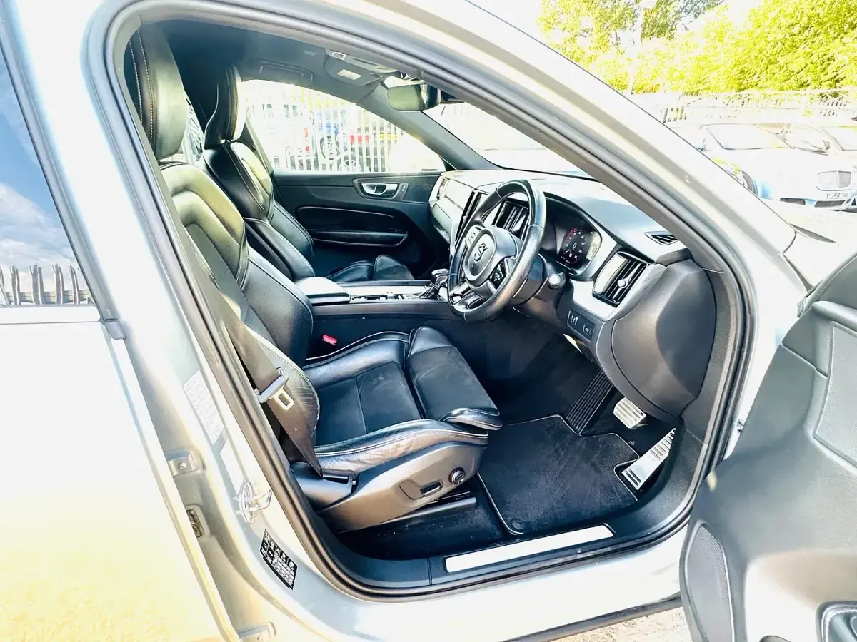 Used Volvo XC60 R-Design 235 HP (172 kW) 2018 Silver SUV