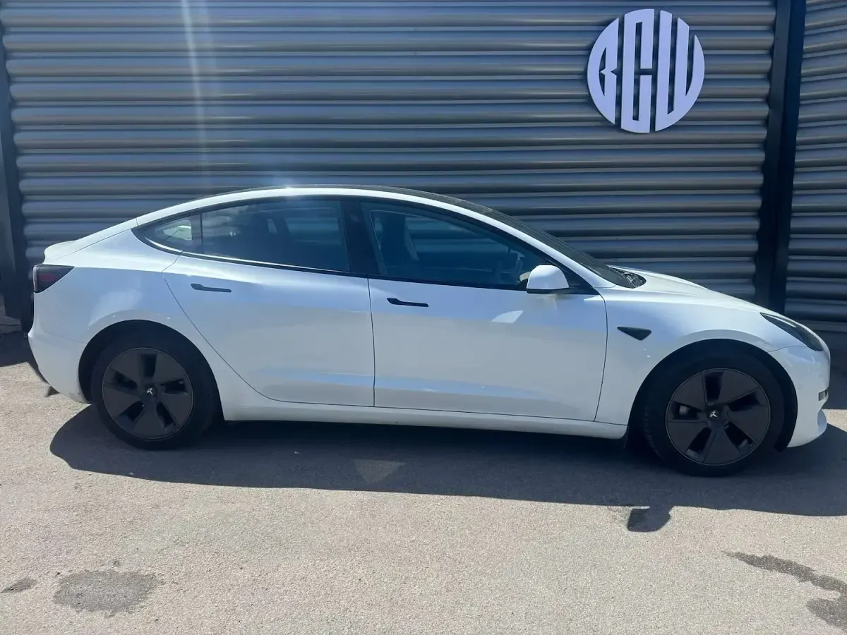 Used Tesla Model 3 Standard Range Plus 366 kW (498 HP) 2021 White Sedan