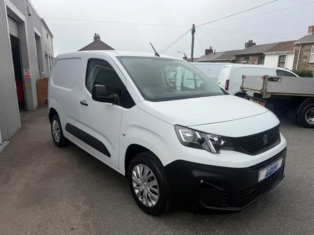 Used Peugeot Partner 131 HP (96 kW) 2021 White MPV