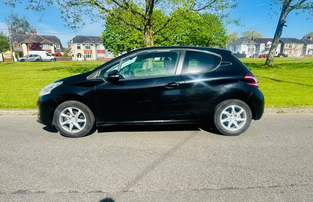 Used Peugeot 208 Active 68 HP (50 kW) 2012 Black Hatchback