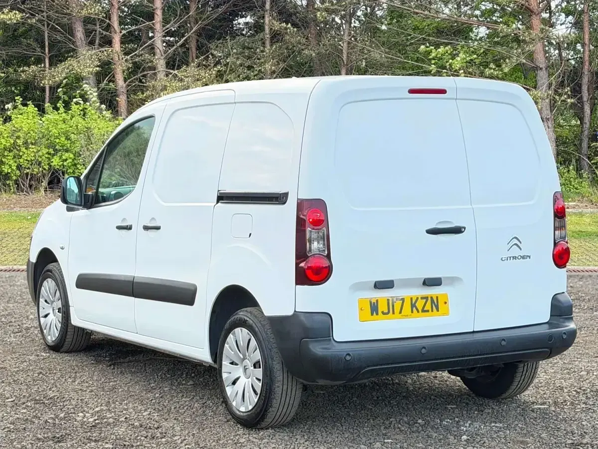 Used Citroën Berlingo 100 HP (73 kW) 2017 White MPV