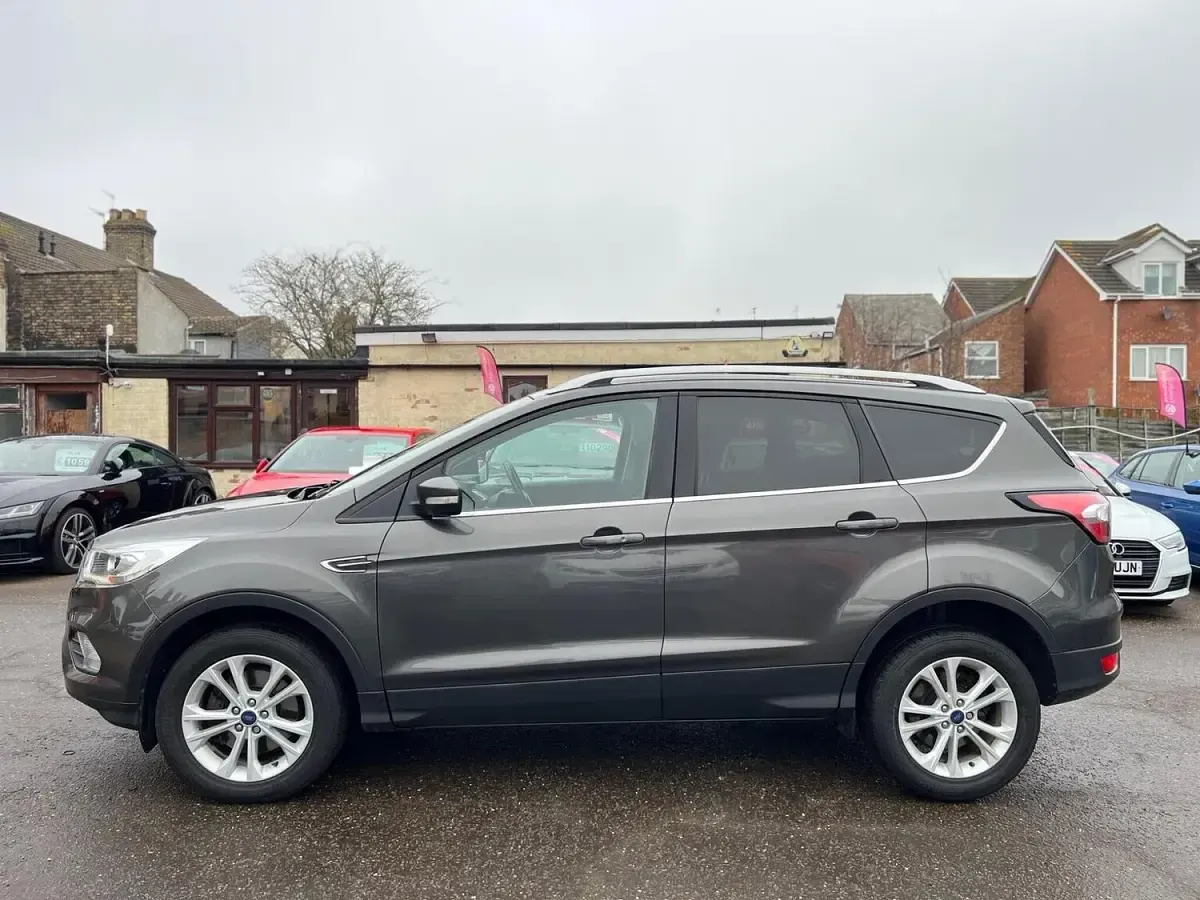Usado Ford Kuga Titanium 150 CV (110 kW) 2018 Gris SUV