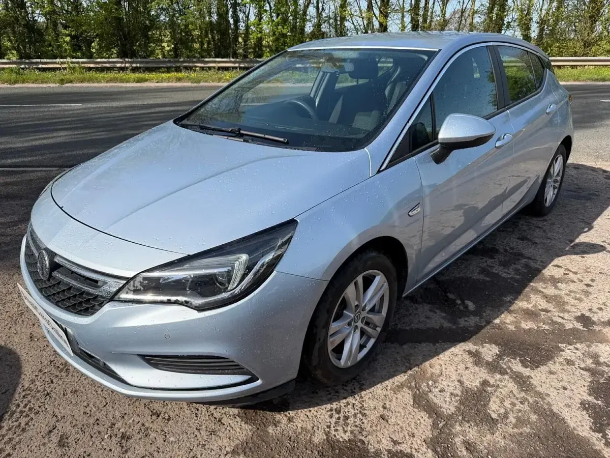 Second-hand Vauxhall Astra Design Edition 2016 Argintiu Hatchback