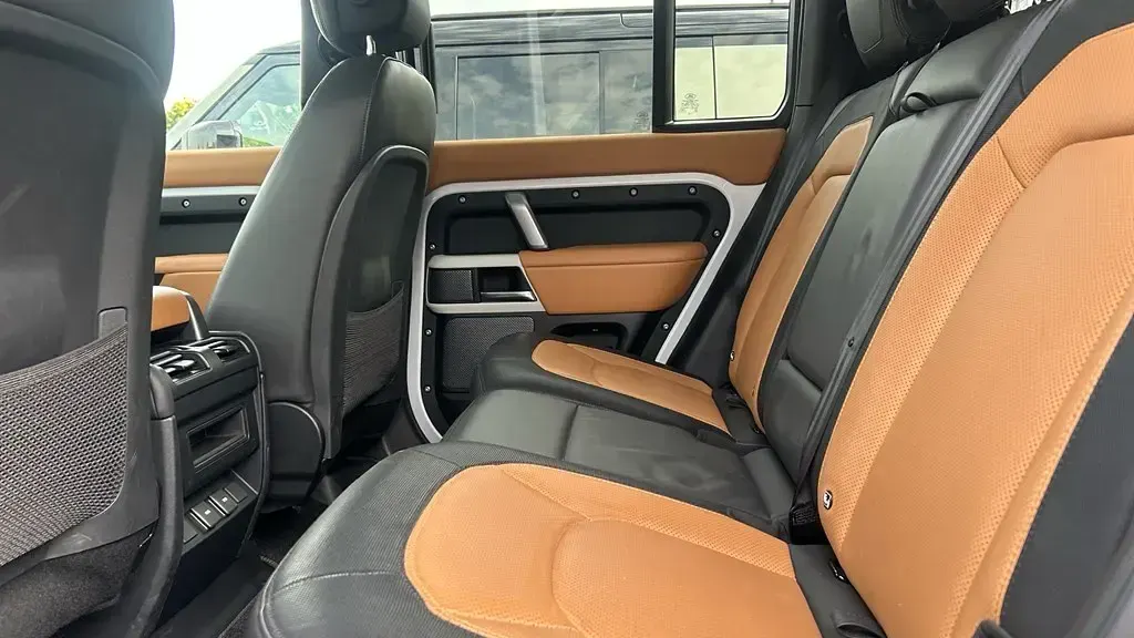 Używany Land Rover Defender HSE Dynamic 404 KM (297 kW) 2023 Biały SUV