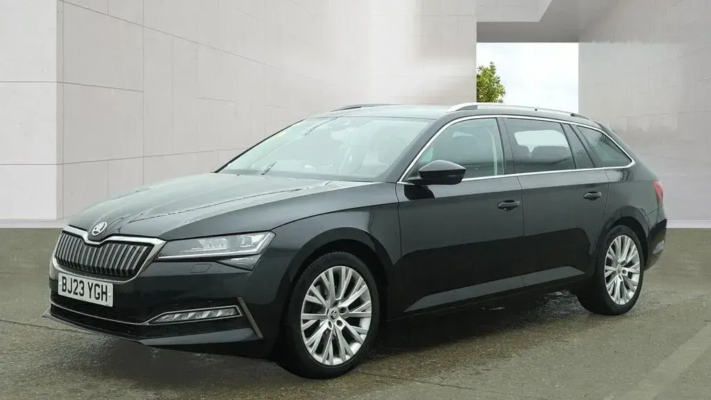 Usado Skoda Superb SE L 218 CV (160 kW) 2023 Negro Familiar