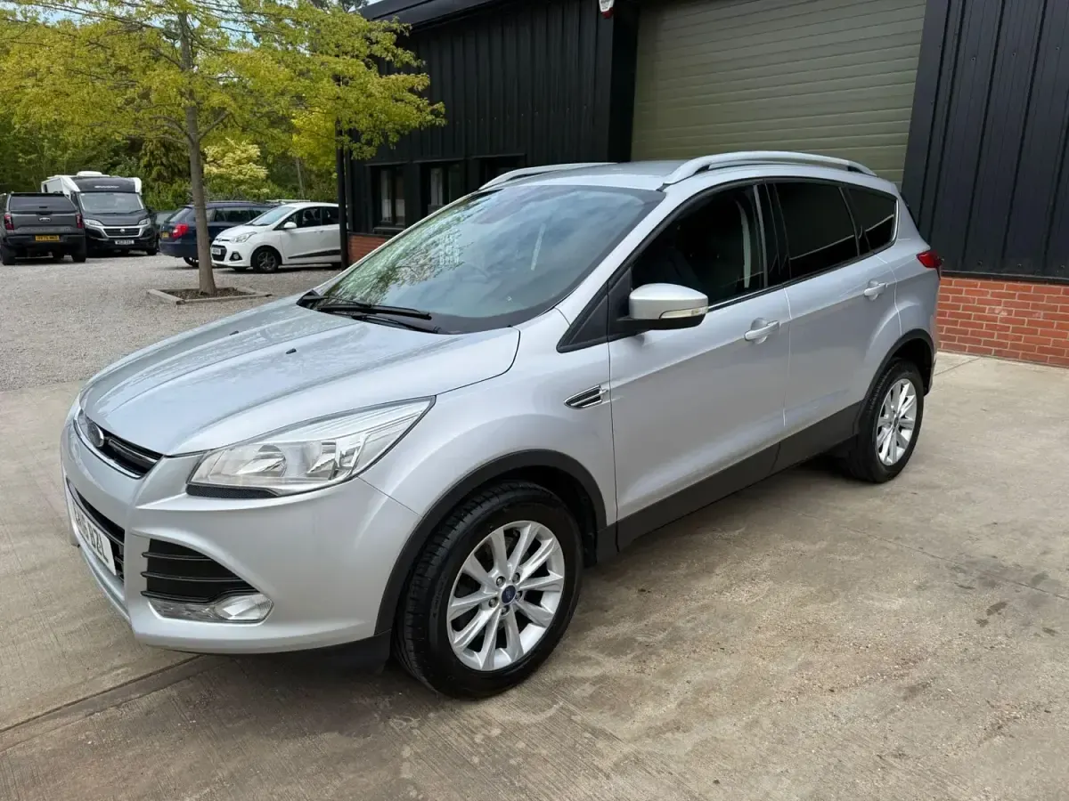 Usado Ford Kuga Titanium 150 HP (110 kW) 2016 Prateado SUV