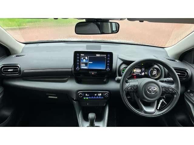 Used Toyota Yaris Hybrid Design 116 HP (85 kW) 2023 White Hatchback