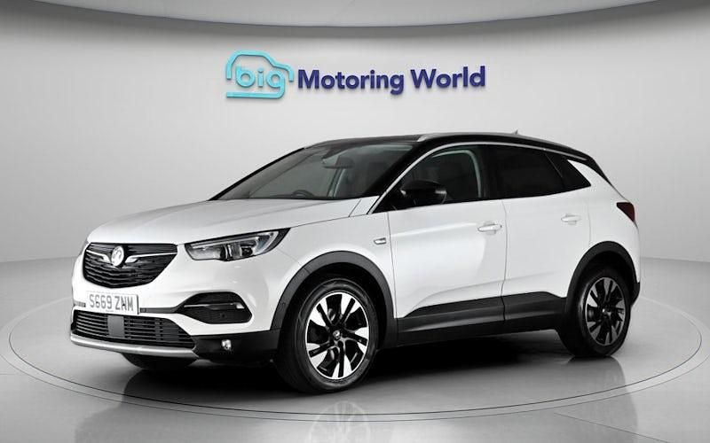 Used Vauxhall Grandland X Design Edition 131 HP (96 kW) 2019 White SUV
