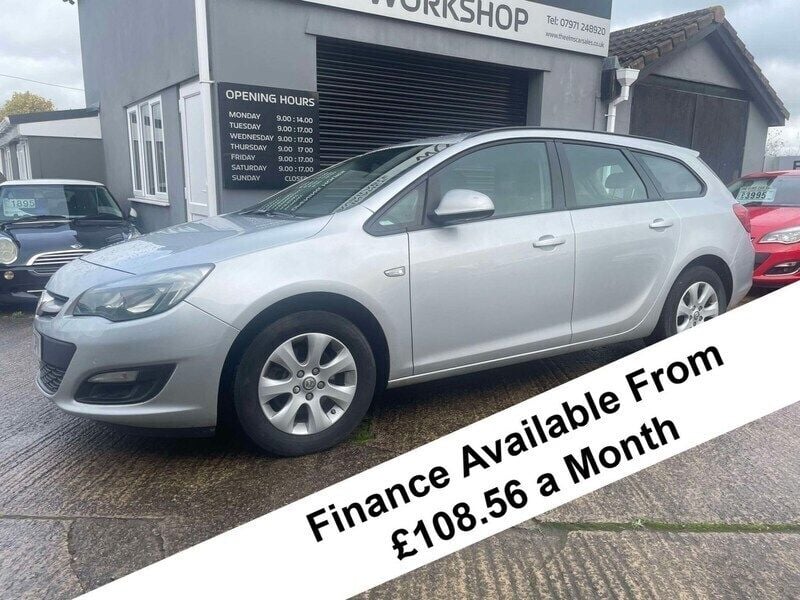 Silver Used 2016 Vauxhall Astra Design Edition Estate | £3,495 (Good price) - Image 1/4