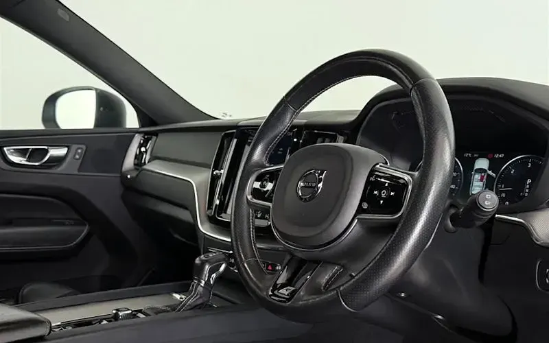 Used Volvo XC60 R-Design 190 HP (139 kW) 2019 SUV