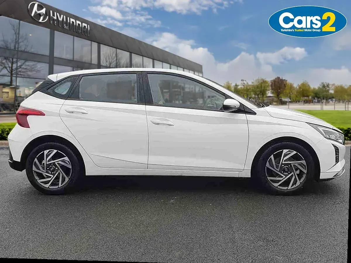 New Hyundai i20 Advanced 100 HP (73 kW) 2025 White Hatchback