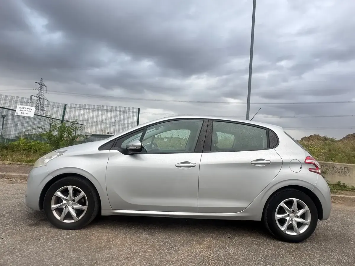 Used Peugeot 208 Active 70 HP (51 kW) 2013 Silver Hatchback