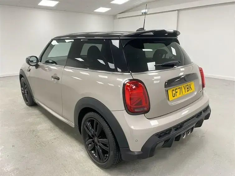 Usado Mini Cooper Hatch 2021 Gris Utilitario