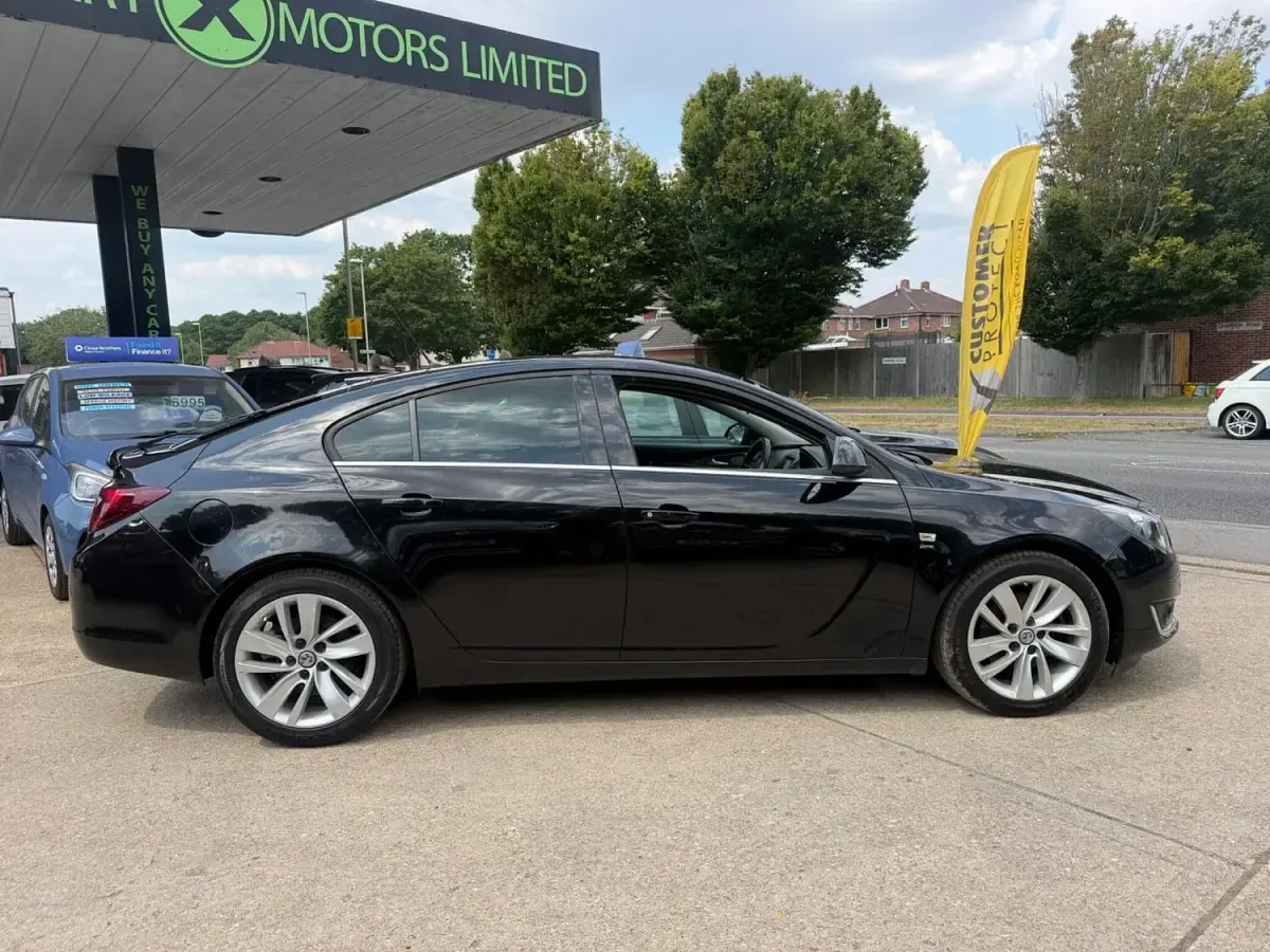 Used Vauxhall Insignia SRi 170 HP (125 kW) 2017 Black Hatchback