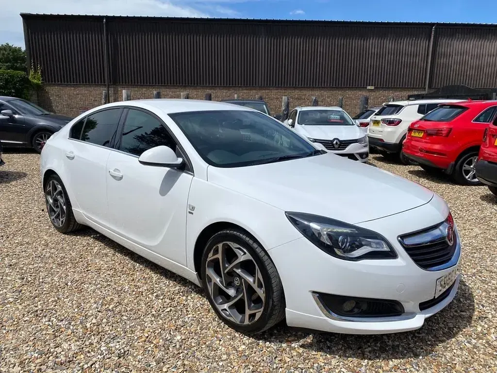 Used Vauxhall Insignia SRi 136 HP (100 kW) 2016 White Hatchback