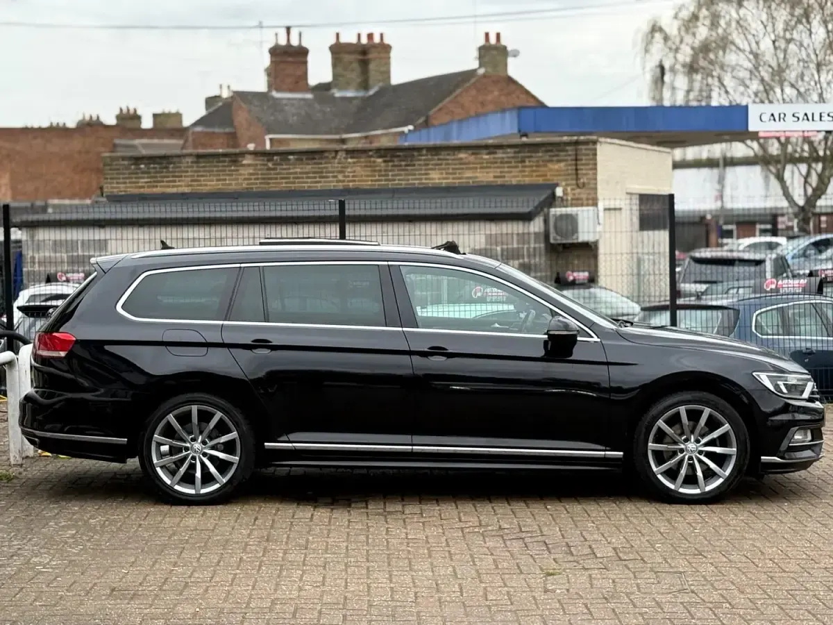 Used VW Passat R-line 190 HP (139 kW) 2018 Black Estate