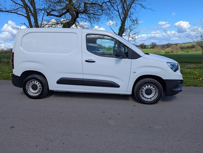 Used Vauxhall Combo 100 HP (73 kW) 2022 White MPV