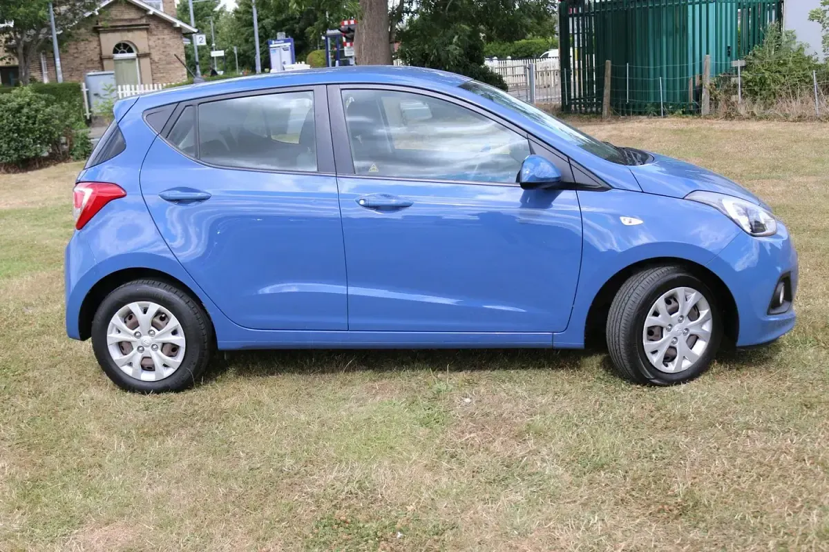 Used Hyundai i10 SE 67 HP (49 kW) 2014 Blue Hatchback