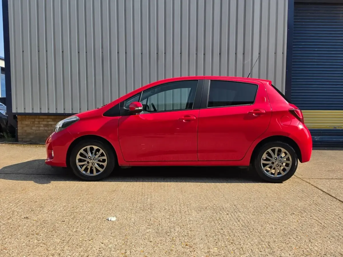Used Toyota Yaris 90 HP (66 kW) 2016 Red Hatchback