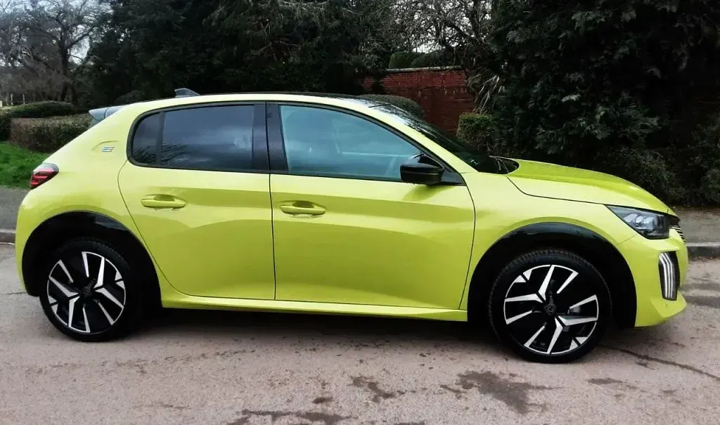 Usado Peugeot e-208 GTi 114 kW (156 CV) 2024 Amarillo Utilitario
