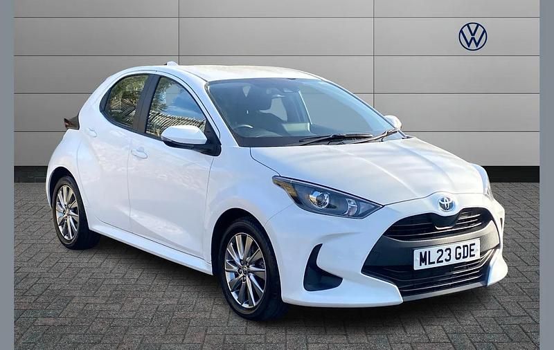 Used Toyota Yaris Hybrid 113 HP (83 kW) 2023 White Hatchback