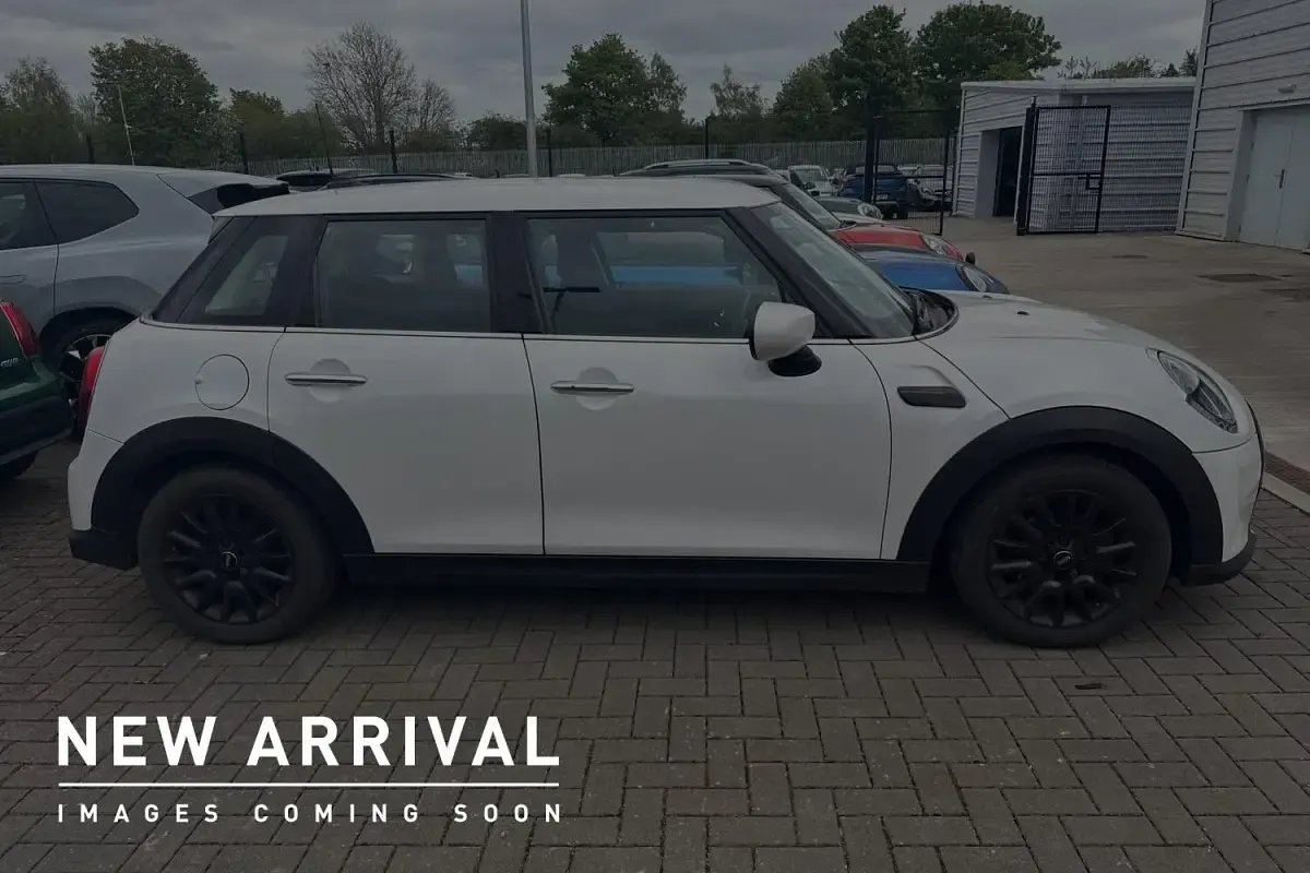 Usado Mini Cooper Classic 134 HP (98 kW) 2023 Branco Citadino