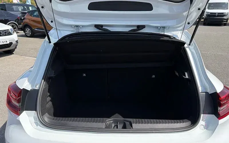 Used Renault Clio Techno 145 HP (106 kW) 2022 White Hatchback