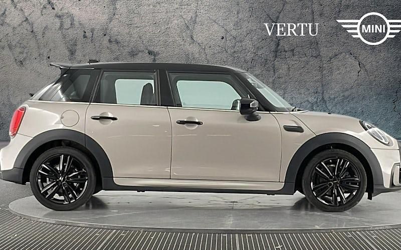 Usado Mini Cooper Premium 136 CV (100 kW) 2022 Gris Utilitario