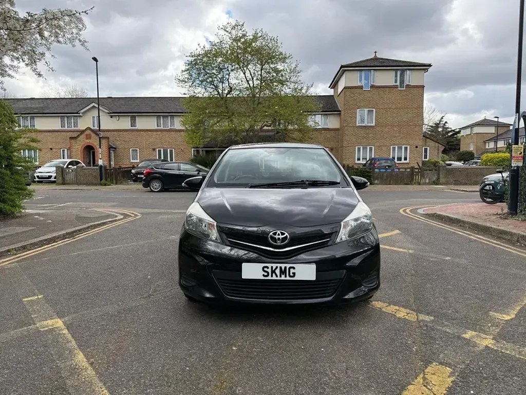 Used Toyota Yaris Multidrive S 101 HP (74 kW) 2013 Black Hatchback