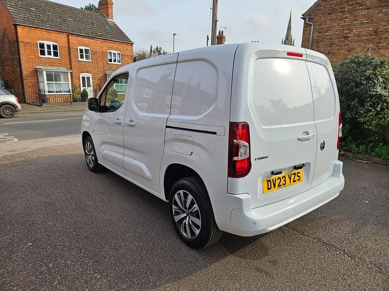 Second-hand Vauxhall Combo 100 CP (73 kW) 2023 Alb Monovolum