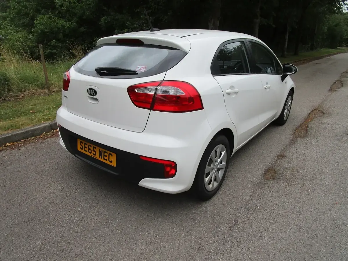 Used Kia Rio 84 HP (61 kW) 2016 White Hatchback