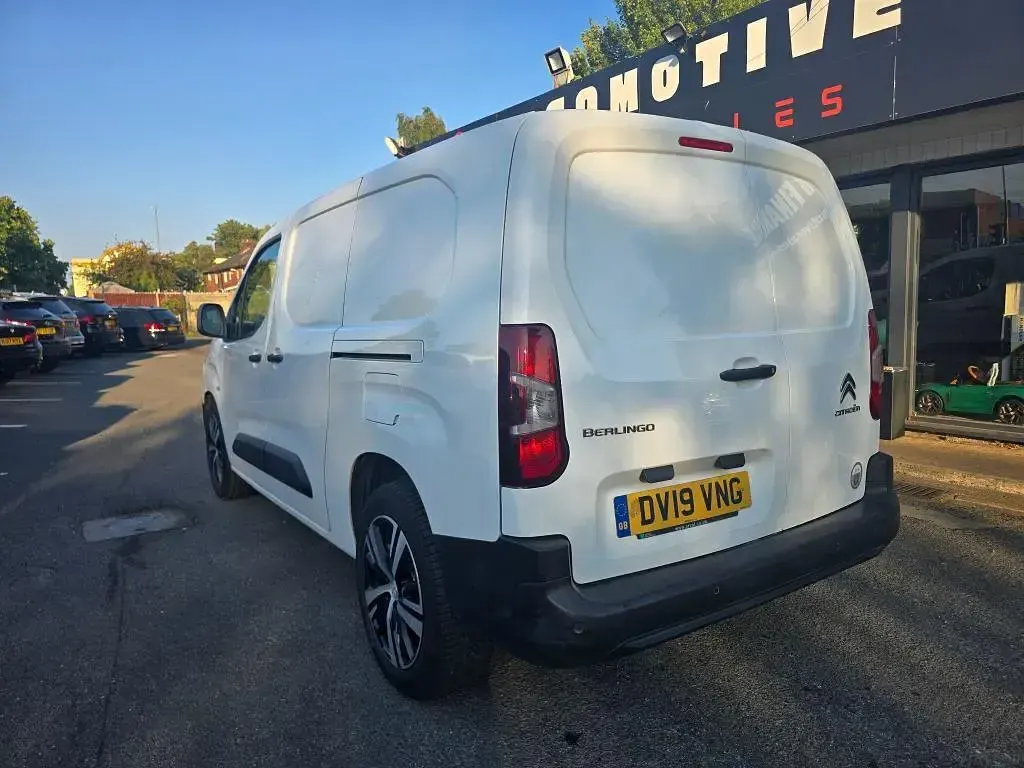 Used Citroën Berlingo 130 HP (95 kW) 2019 White MPV