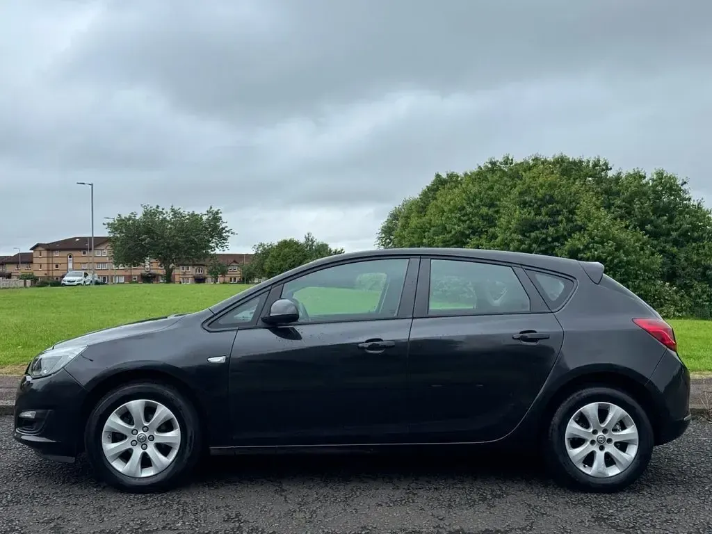 Used Vauxhall Astra Design Edition 100 HP (73 kW) 2015 Black Hatchback