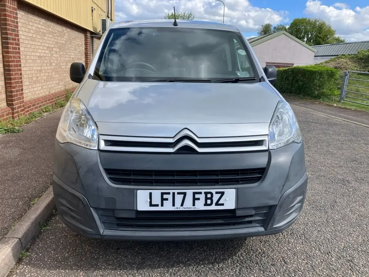 Usado Citroën Berlingo 100 CV (73 kW) 2017 Plateado Monovolumen