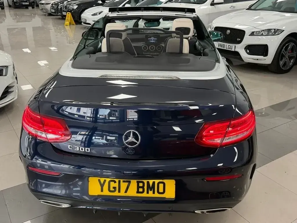 Usado Mercedes C300 AMG line 245 CV (180 kW) 2017 Azul Descapotable