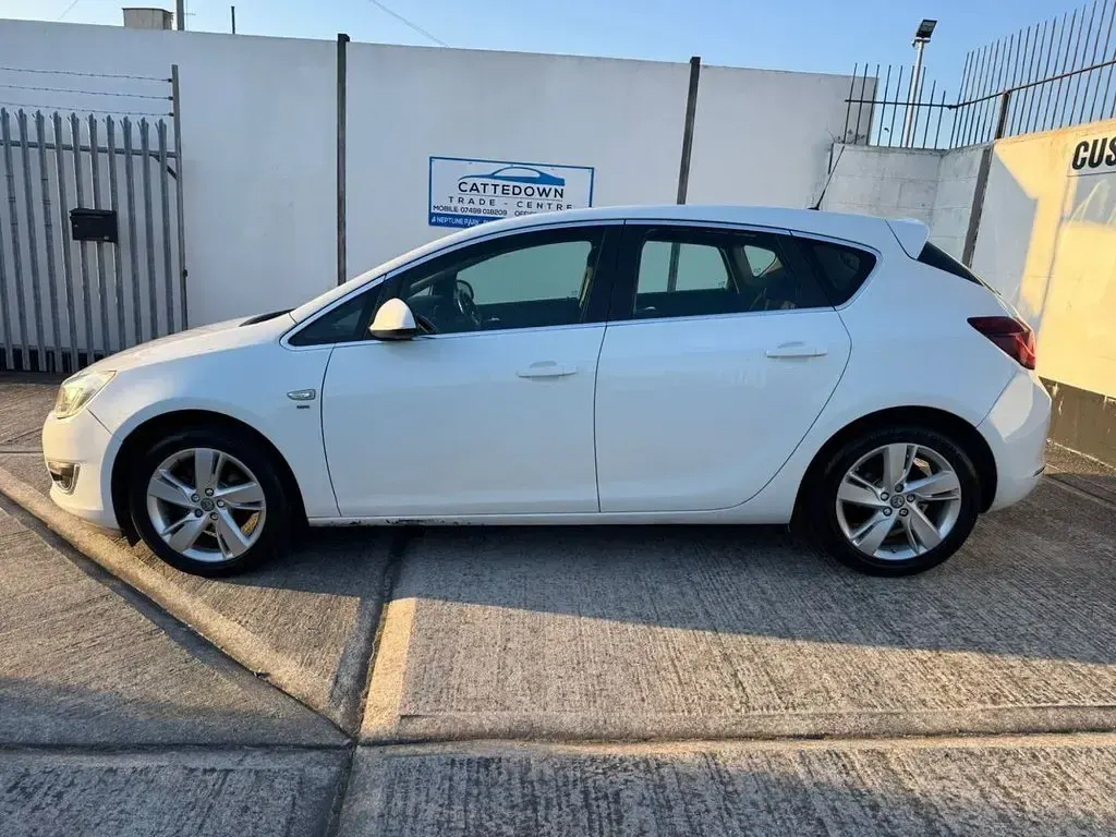 Used Vauxhall Astra SRi 100 HP (73 kW) 2015 White Hatchback