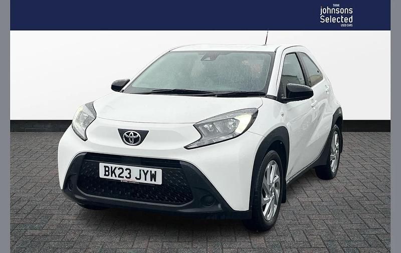 Used Toyota Aygo X PURE 71 HP (52 kW) 2023 White SUV