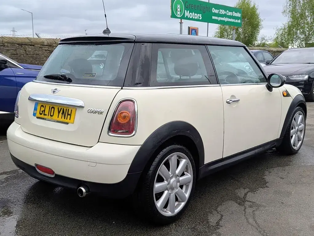 Used Mini Cooper Hatch 2010 White Hatchback
