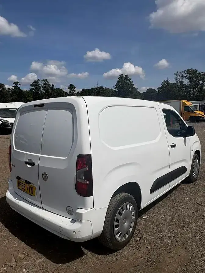 Used Vauxhall Combo Sportive 100 HP (73 kW) 2019 White MPV